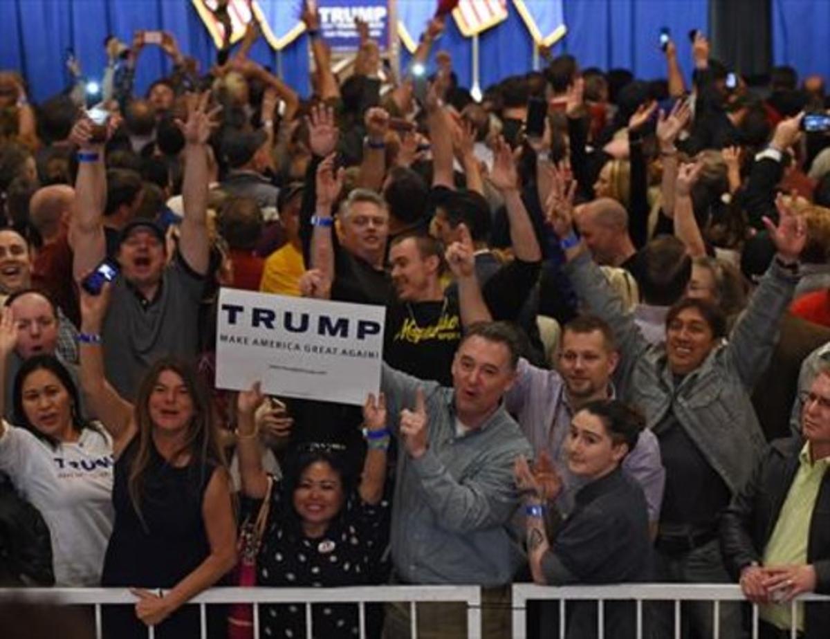 Euforia 8 Simpatizantes de Trump, a la espera de la comparecencia del candidato, el martes por la noche en Las Vegas.