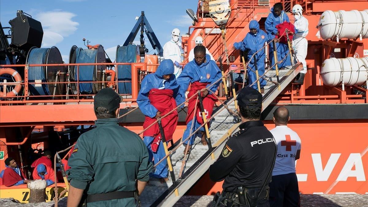 Un grupo de inmigrantes subsaharianos rescatados en el Mediterraneo, este noviembre. 