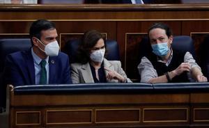 El presidente del Gobierno, Pedro Sánchez,  y sus vicepresidentes, Carmen Calvo y Pablo Iglesias, en el Congreso.