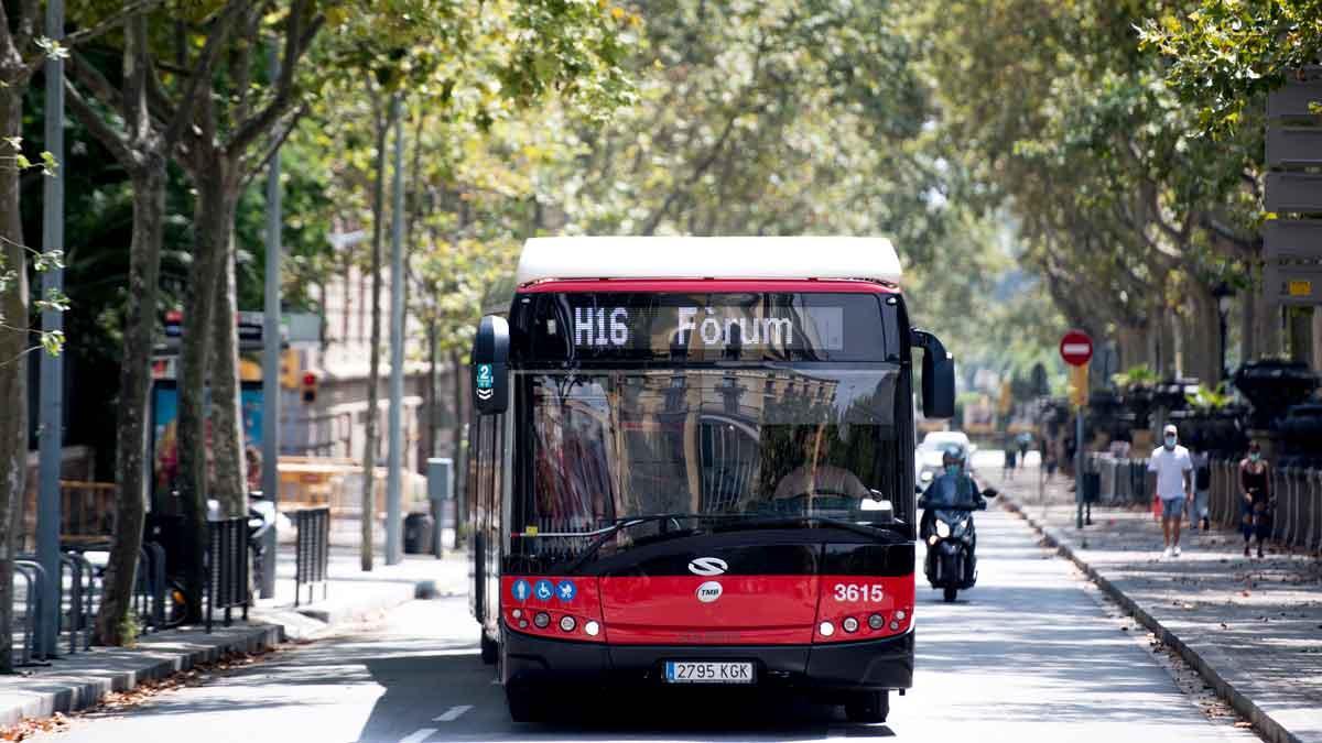 Un autobús H16 circulando por el centro de Barcelona.