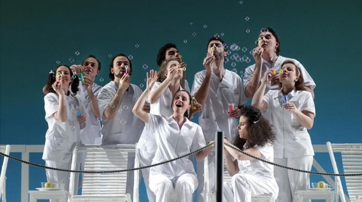 Escena de ’Viaggio a Reims’ en el Liceu, con puesta en escena de Emilio Sagi. Escena de ’Viaggio a Reims’ en el Liceu, con puesta en escena de Emilio Sagi.