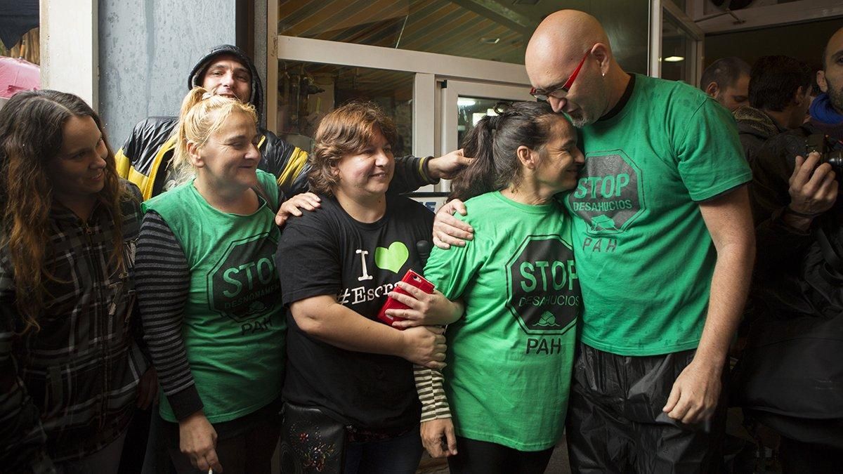 Un Nou Barris de verde celebra la suspensión de un desahucio. Un Nou Barris de verde celebra la suspensión de un desahucio.