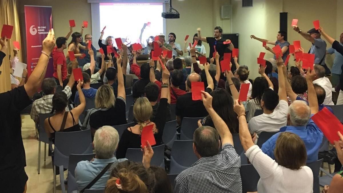 Una imagen de la asamblea de la militancia de los ’comuns’ de Tarragona, en la que han optado por un pacto con ERC. Una imagen de la asamblea de la militancia de los ’comuns’ de Tarragona, en la que han optado por un pacto con ERC.