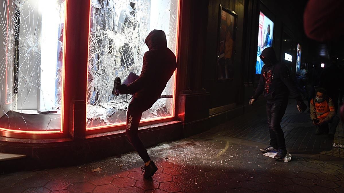Destrozos en el escaparate de la tienda Diesel en Paseo de Gracia Destrozos en el escaparate de la tienda Diesel en Paseo de Gracia