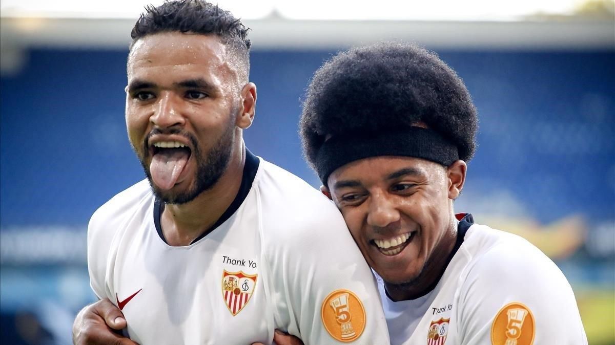 En Nesyri celebra su gol a la Roma felicitado por Koundé, que no estará ante el Granada por covid. En Nesyri celebra su gol a la Roma felicitado por Koundé, que no estará ante el Granada por covid.