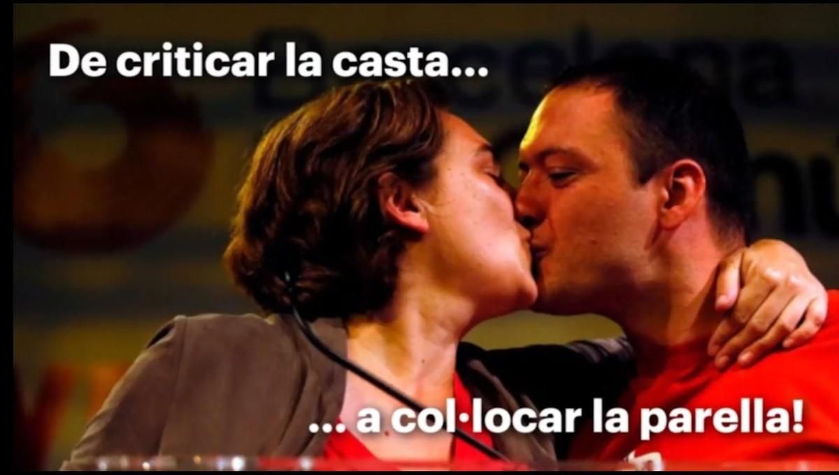 Un fotograma del vídeo de CiU en el que aparece Colau besando a su pareja. Un fotograma del vídeo de CiU en el que aparece Colau besando a su pareja.