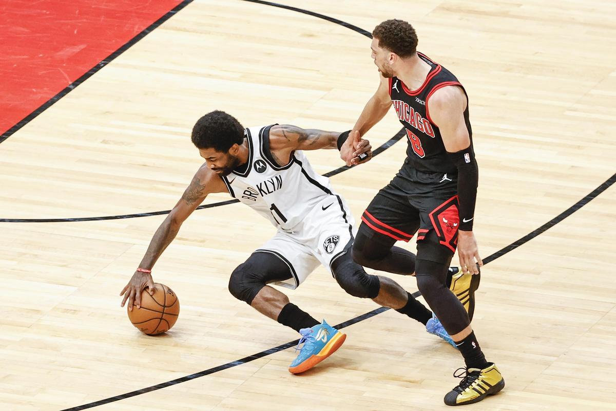 Irving intenta controlar el balón ante Lavine en un partido de la pasada temporada Irving intenta controlar el balón ante Lavine en un partido de la pasada temporada