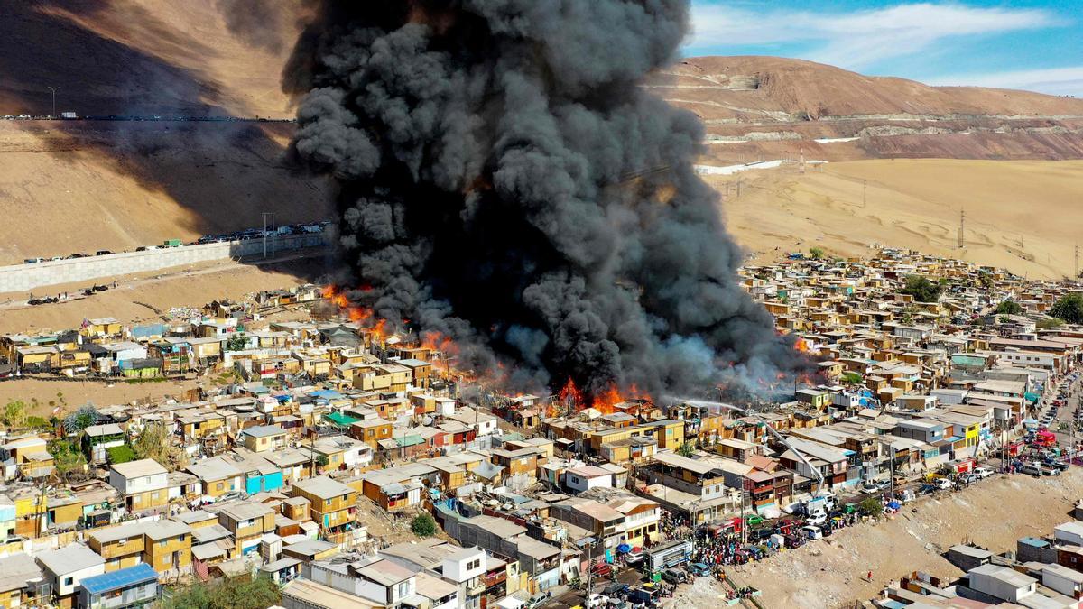 Incendio en Iquique consume 100 viviendas de un campamento irregular