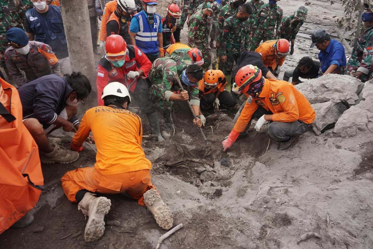 El balance de muertos por la erupción del volcán en Indonesia sube a 34