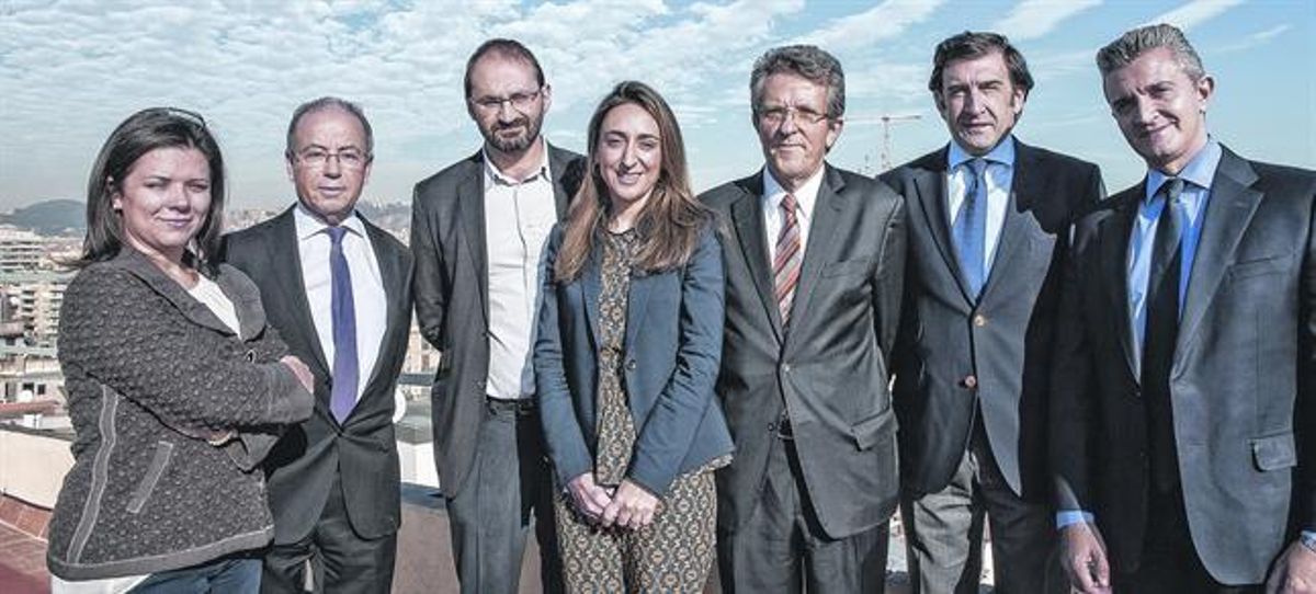 D’esquerra a dreta: Sara Pizzinato, Javier Martín, Joan Herrera, Mónica Chao, Àngel Pes, José López Tafall i Juan Ramón Meléndez. D’esquerra a dreta: Sara Pizzinato, Javier Martín, Joan Herrera, Mónica Chao, Àngel Pes, José López Tafall i Juan Ramón Meléndez.