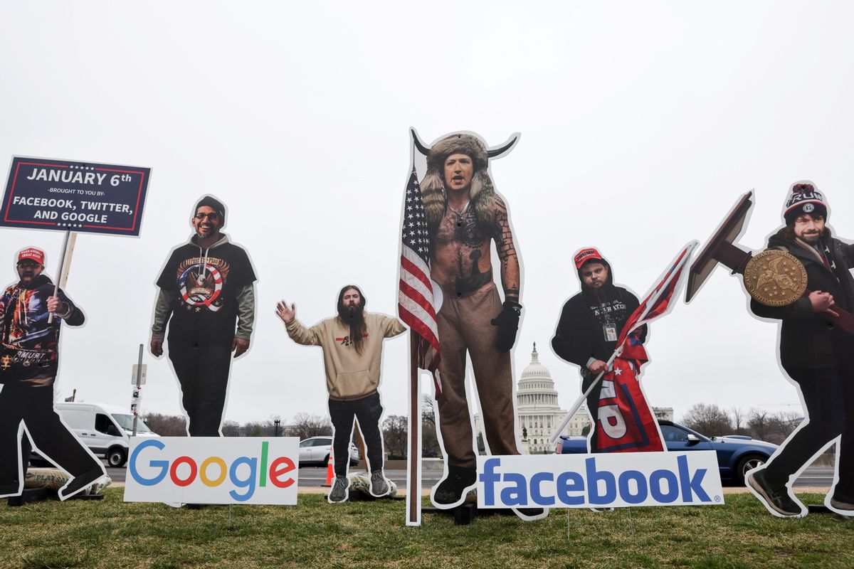 Los responsables de Google, Facebook y Twitter disfrazados como asaltantes al Capitolio en una protesta en Washington Los responsables de Google, Facebook y Twitter disfrazados como asaltantes al Capitolio en una protesta en Washington