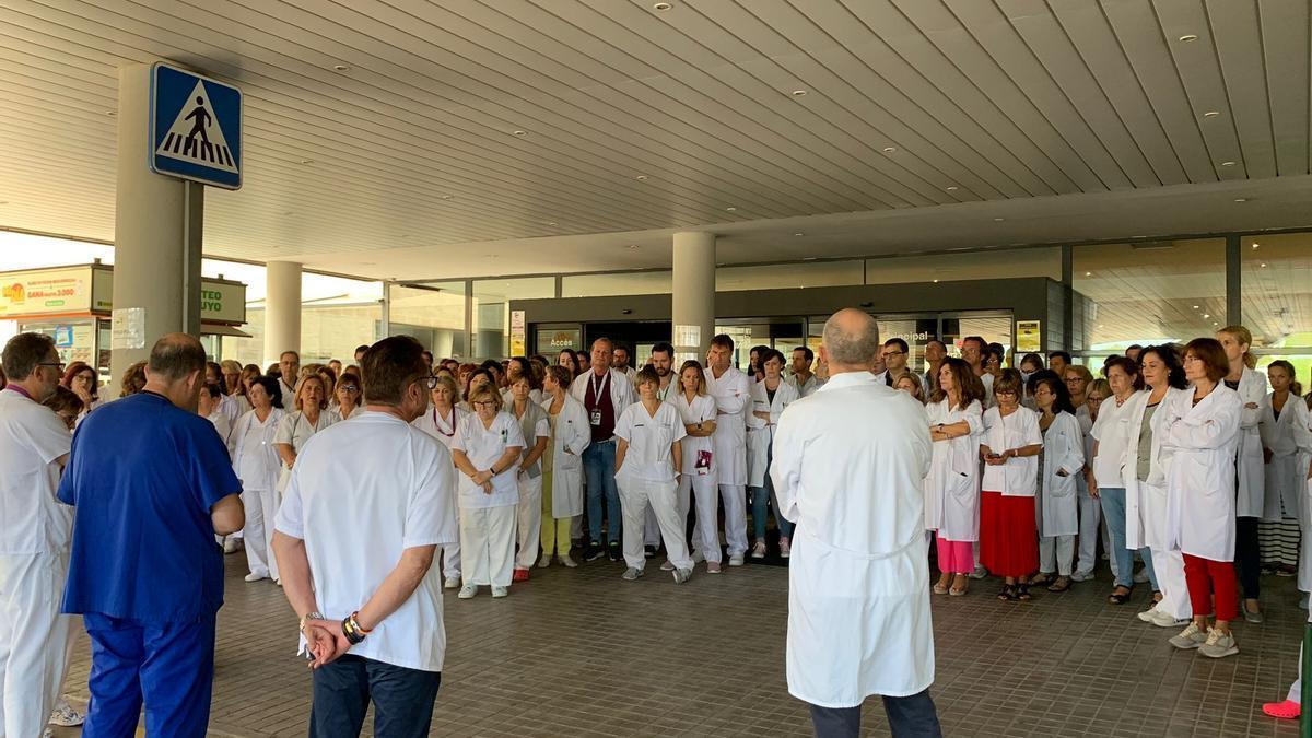 Los sanitarios del Hospital la Plana de Vila-real, donde la mujer trabajaba como enfermera, han hecho este lunes un minuto de silencio por su compañera, antes de que se oficializara que es un asesinato machista. Los sanitarios del Hospital la Plana de Vila-real, donde la mujer trabajaba como enfermera, han hecho este lunes un minuto de silencio por su compañera, antes de que se oficializara que es un asesinato machista.