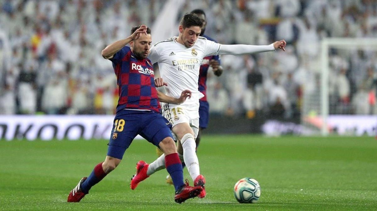 Valverde y Jordi Alba pugnan por un balón en el clásico. Valverde y Jordi Alba pugnan por un balón en el clásico.
