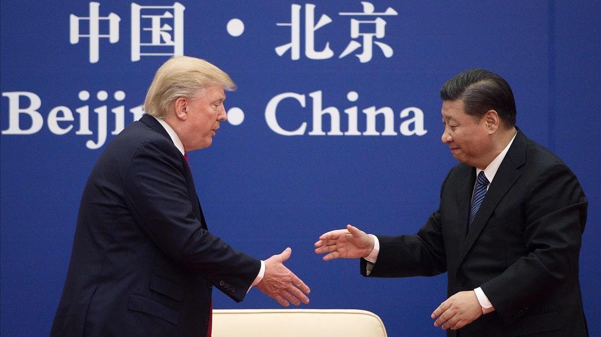 El presidente de China, Xi Jinping, saluda al presidente Donald Trump.
