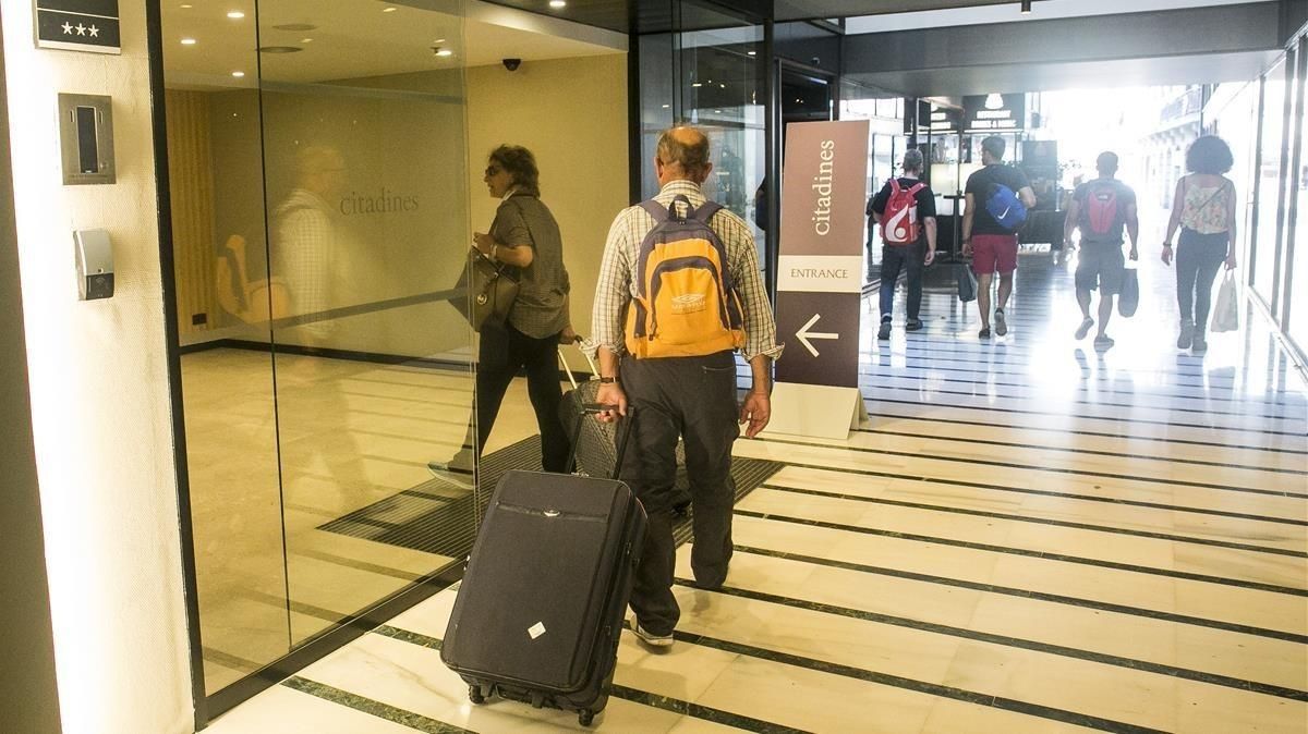 Turistas llegando y saliendo de un hotel de la Rambla, días después del atentado. Turistas llegando y saliendo de un hotel de la Rambla, días después del atentado.