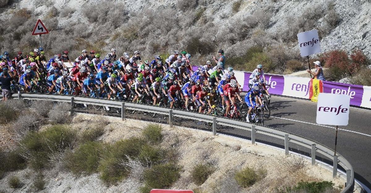 El pelotón, durante la Vuelta 2020.