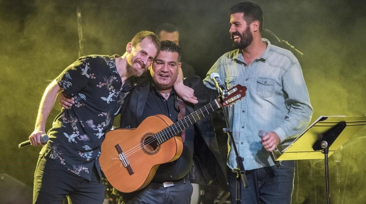 Sicus Carbonell, junto a los miembros de La Pegatina. Sicus Carbonell, junto a los miembros de La Pegatina.