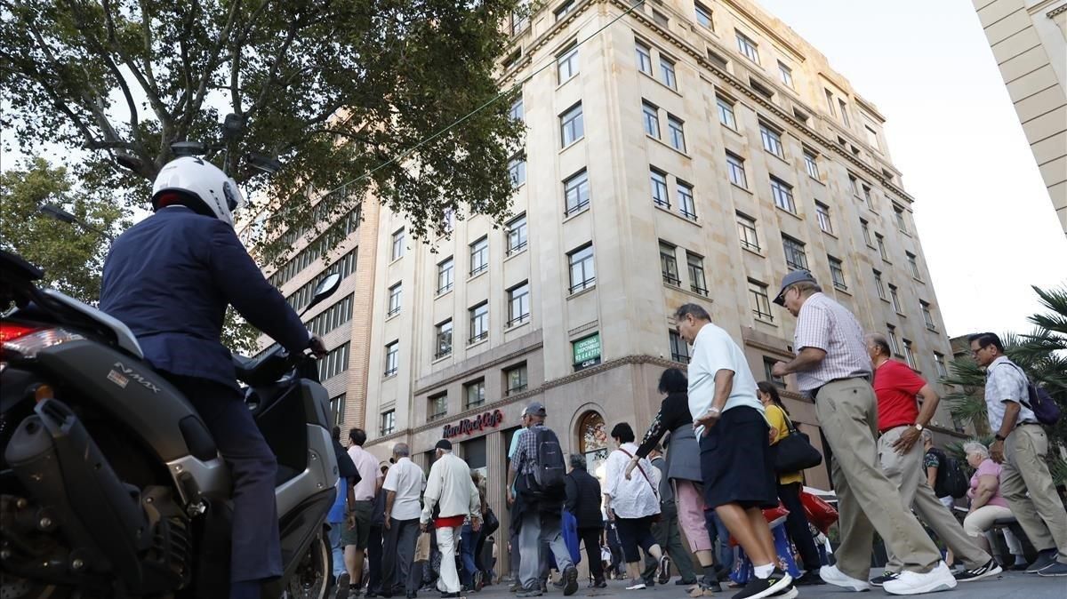 Uno de los expedientes investigados corresponde a pisos turísticos ubicados en este inmueble de la plaza de Catalunya. Uno de los expedientes investigados corresponde a pisos turísticos ubicados en este inmueble de la plaza de Catalunya.