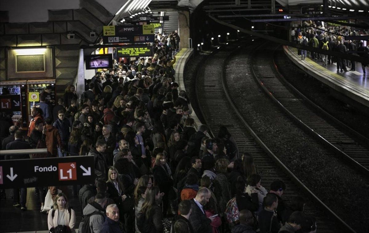Estación de metro de Espanya durante los servicios mínimos de la huelga de metro convocada los días del Mobile World Congress. Estación de metro de Espanya durante los servicios mínimos de la huelga de metro convocada los días del Mobile World Congress.