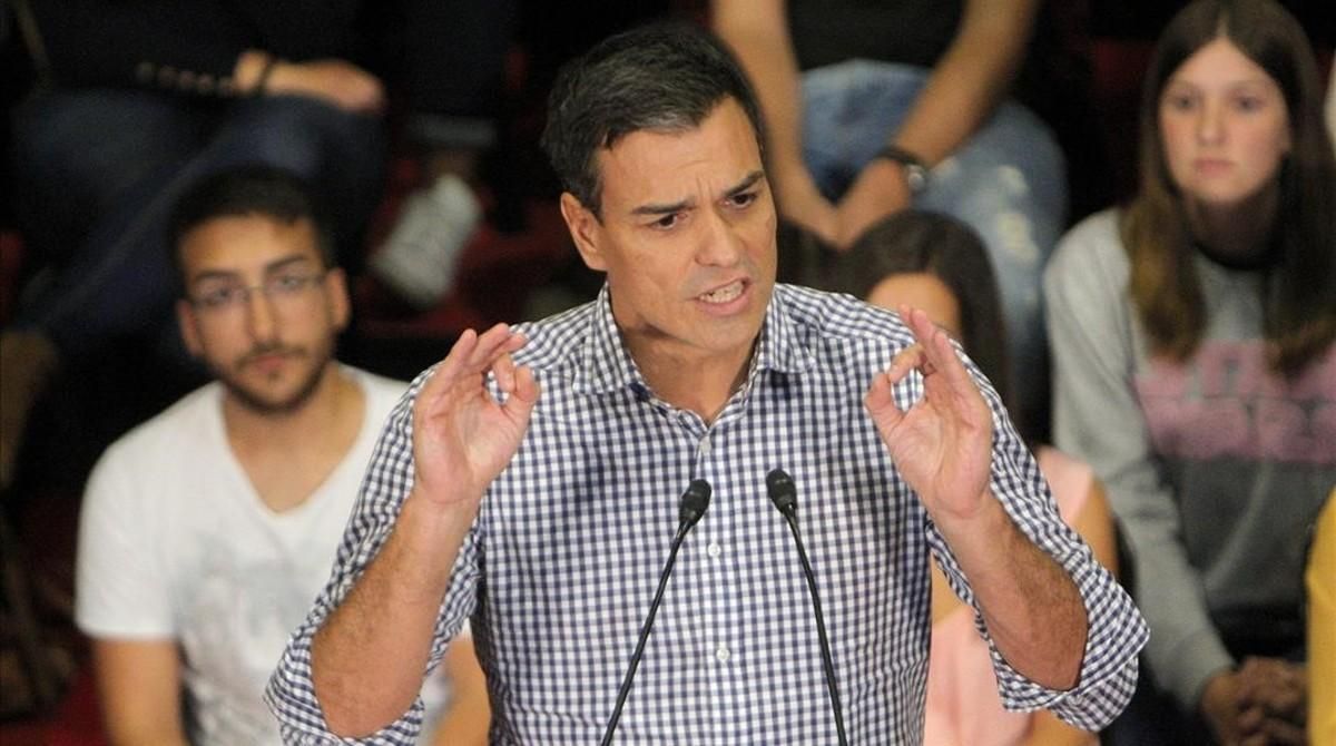 Sánchez, el pasado martes, durante un mitin en Santiago de Compostela. Sánchez, el pasado martes, durante un mitin en Santiago de Compostela.