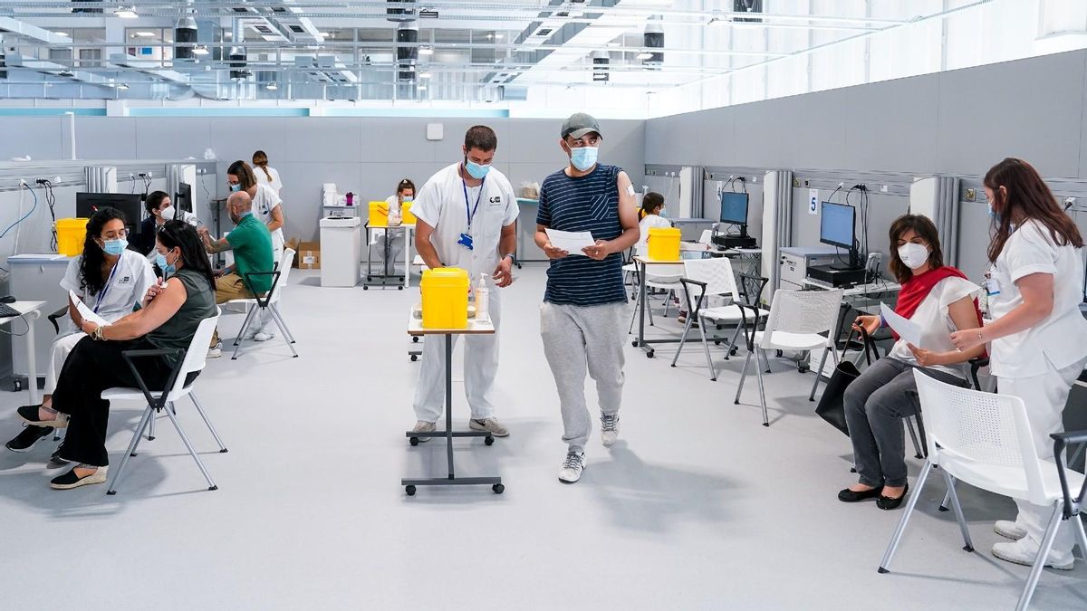 Enfermeros y pacientes vacunándose en las instalaciones del Hospital público de emergencias Enfermera Isabel Zendal de Madrid, el pasado 28 de junio. Enfermeros y pacientes vacunándose en las instalaciones del Hospital público de emergencias Enfermera Isabel Zendal de Madrid, el pasado 28 de junio.