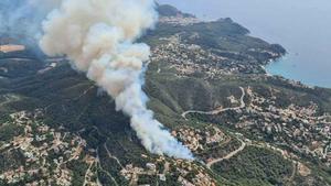 Un incendi forestal a Lloret activa 21 camions i 7 helicòpters