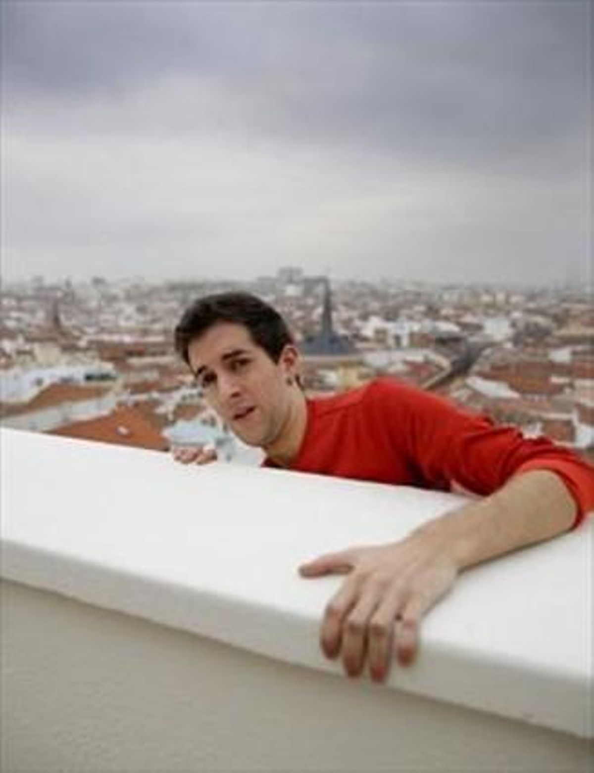 El humorista David Broncano, bromeando en una azotea de Madrid. El humorista David Broncano, bromeando en una azotea de Madrid.
