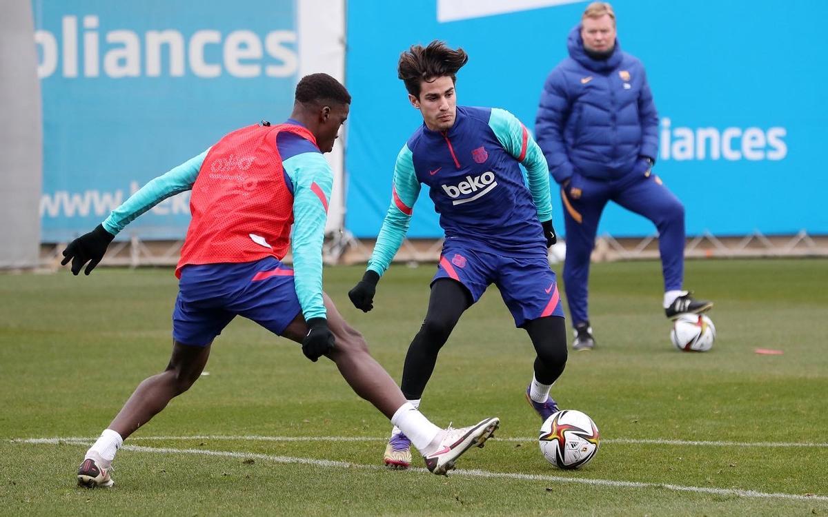 Álex Collado, en el entrenamiento del Barça, ante la mirada de Koeman
