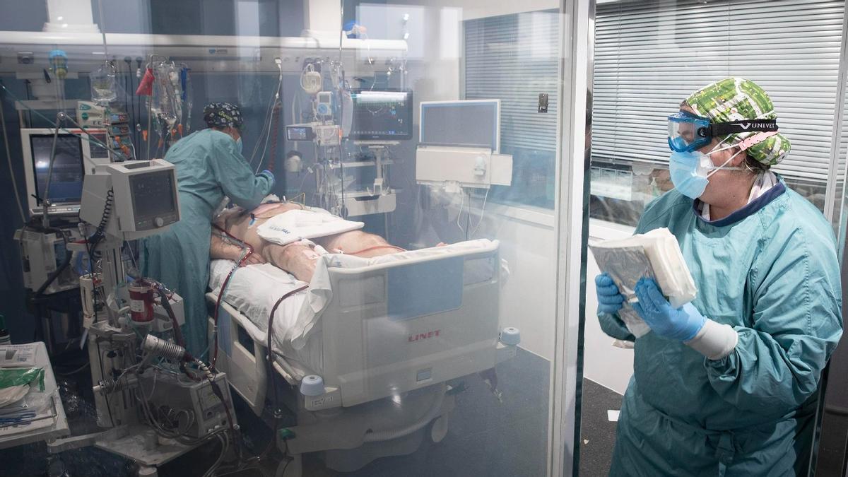 Pacientes con covid en la unidad de cuidados intensivos del Hospital del Mar de Barcelona, el pasado 2 de febrero.