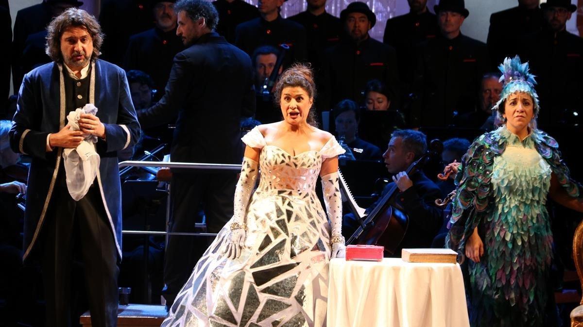 La mezzosoprano italiana Cecilia Bartoli (centro), con David Alegret y Rosa Bove, representando ’La Cenerentola’, en el Palau de la Música. 