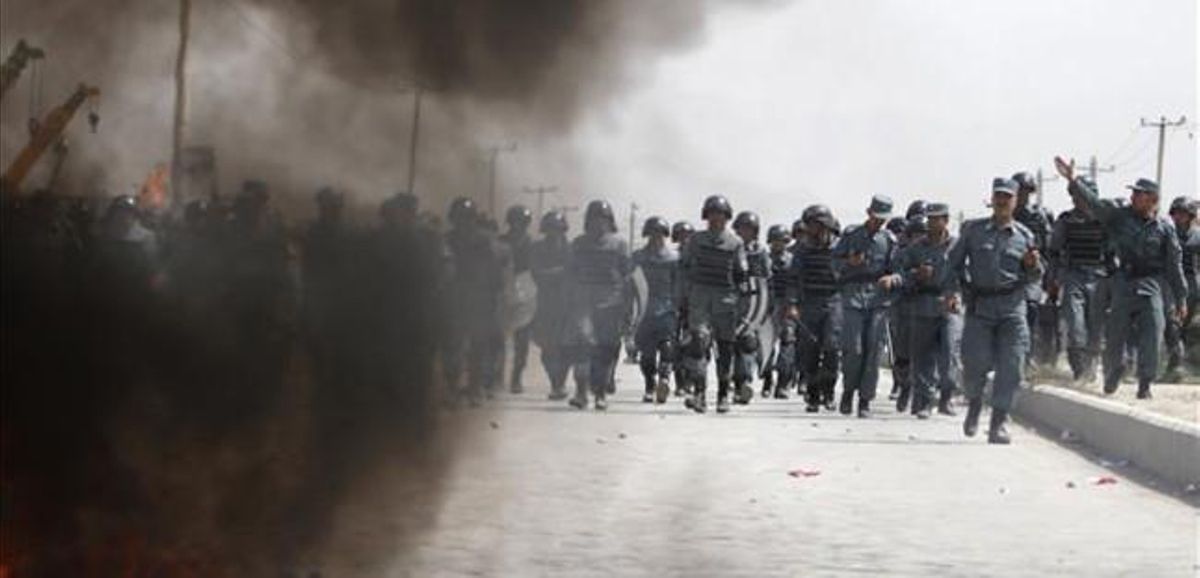 Policías afganos, durante las protestas que se han producido este lunes en Kabul en contra del vídeo de Mahoma. Policías afganos, durante las protestas que se han producido este lunes en Kabul en contra del vídeo de Mahoma.