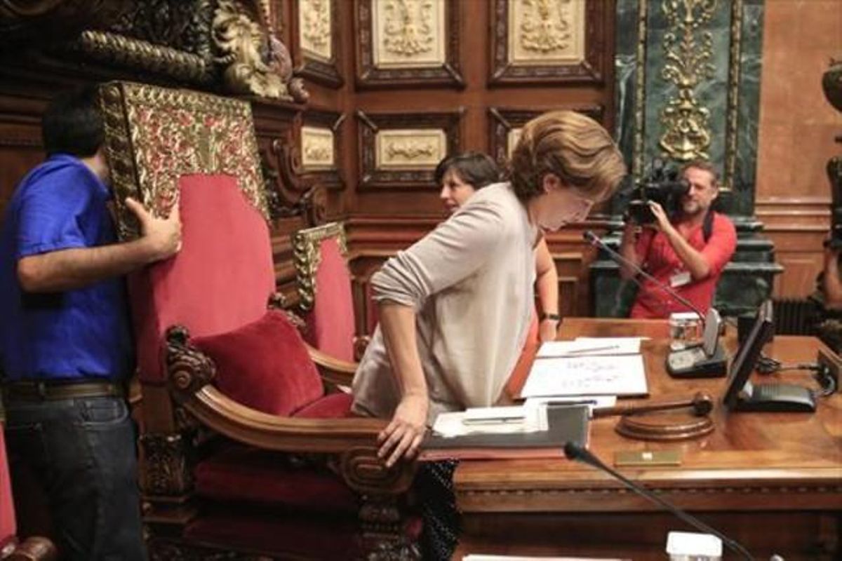 La alcaldesa de Barcelona, Ada Colau, preside el primer pleno, flanqueada por Pisarello (de azul) y Ortiz, el martes. La alcaldesa de Barcelona, Ada Colau, preside el primer pleno, flanqueada por Pisarello (de azul) y Ortiz, el martes.