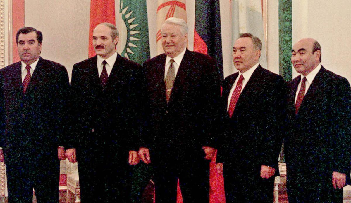 De izquierda a derecha, los presidentes de Tayikistán (Immomaly Rakhmonov), Bielorrusia (Alexander Lukashenko), Rusia (Borís Yeltsin), Kazajistán (Nursultan Nazarbayev) y Kirguizistán (Askar Akayev), en el Kremlin, el 26 de octubre de 1999.