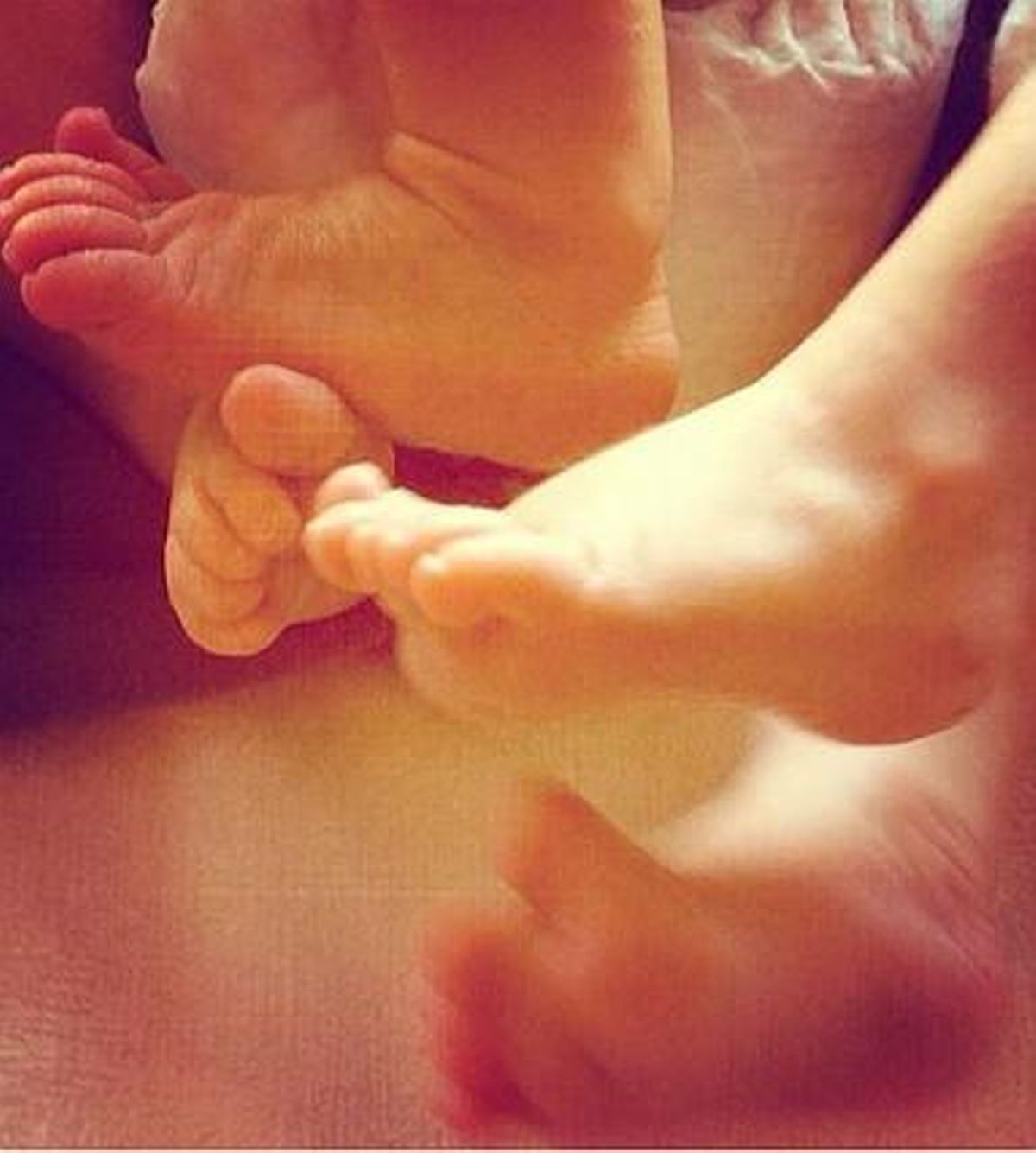 Los pies de los mellizos de Pataky. Los pies de los mellizos de Pataky.