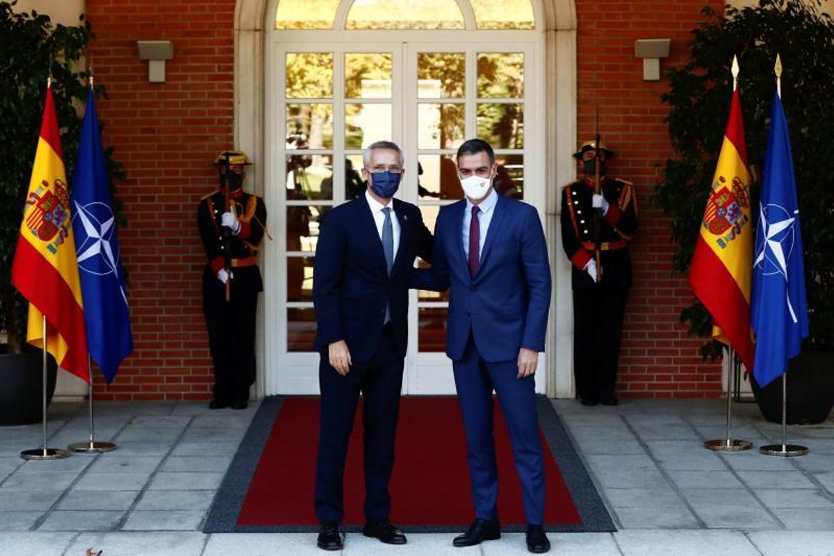 El presidente del Gobierno, Pedro Sánchez, recibe al secretario general de la OTAN, Jens Stoltenberg, antes de su encuentro en la Moncloa, este 8 de octubre de 2021. El presidente del Gobierno, Pedro Sánchez, recibe al secretario general de la OTAN, Jens Stoltenberg, antes de su encuentro en la Moncloa, este 8 de octubre de 2021.