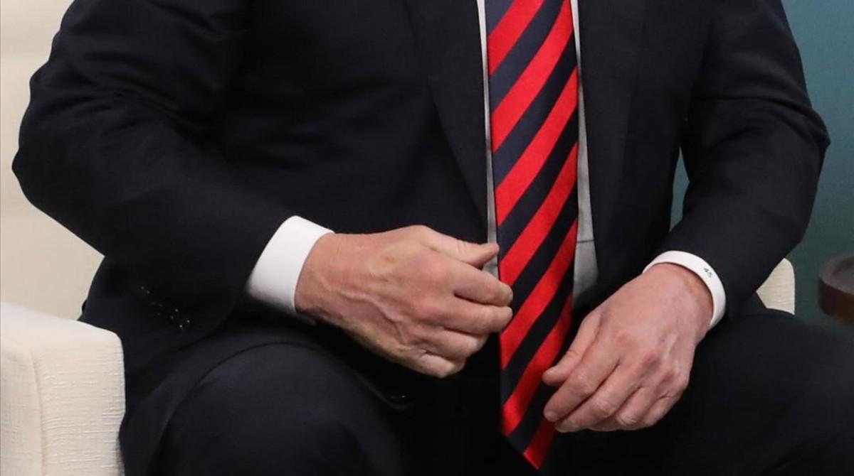 El pulgar de Trump en la mano de Trump.