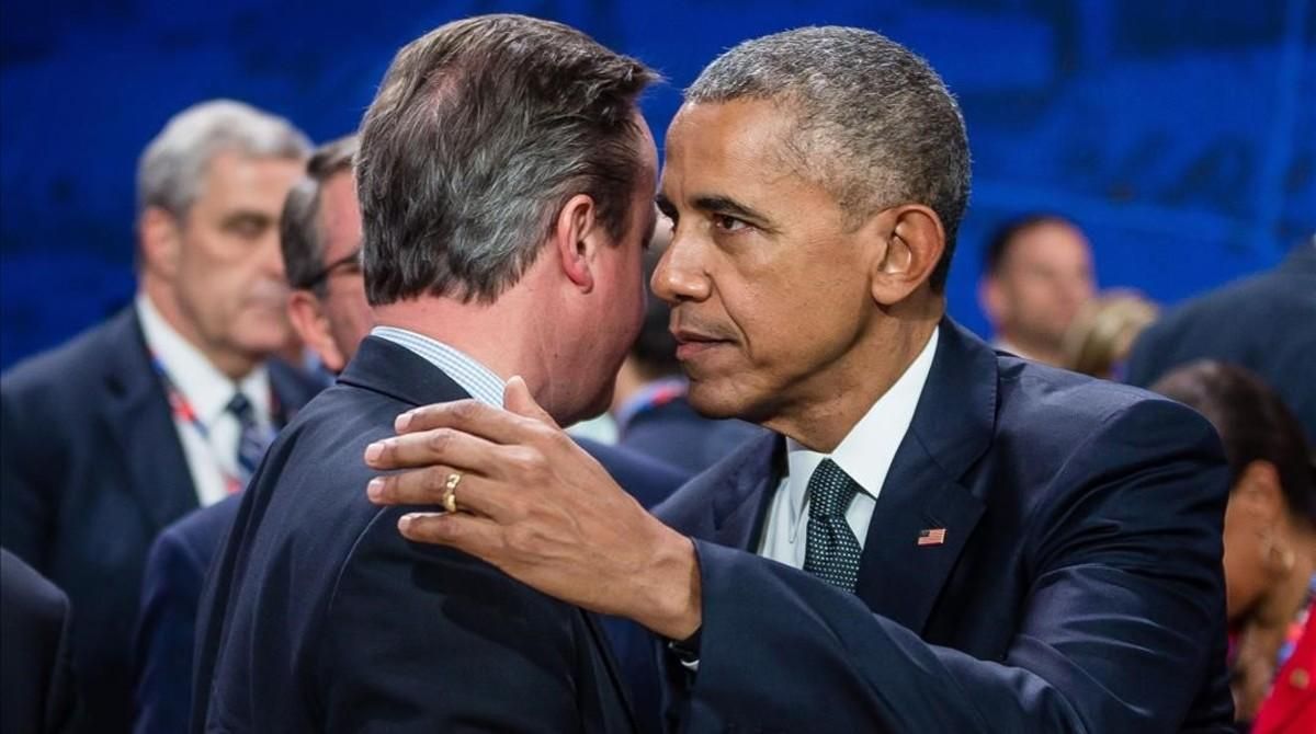 Obama (derecha) saluda a Cameron antes de la reunión de mandatarios de la OTAN, en Varsovia, este viernes. Obama (derecha) saluda a Cameron antes de la reunión de mandatarios de la OTAN, en Varsovia, este viernes.