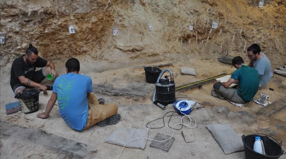 Excavaciones durante la campaña de este año en el yacimiento del Abric Romaní, en Capellades (Anoia). Excavaciones durante la campaña de este año en el yacimiento del Abric Romaní, en Capellades (Anoia).