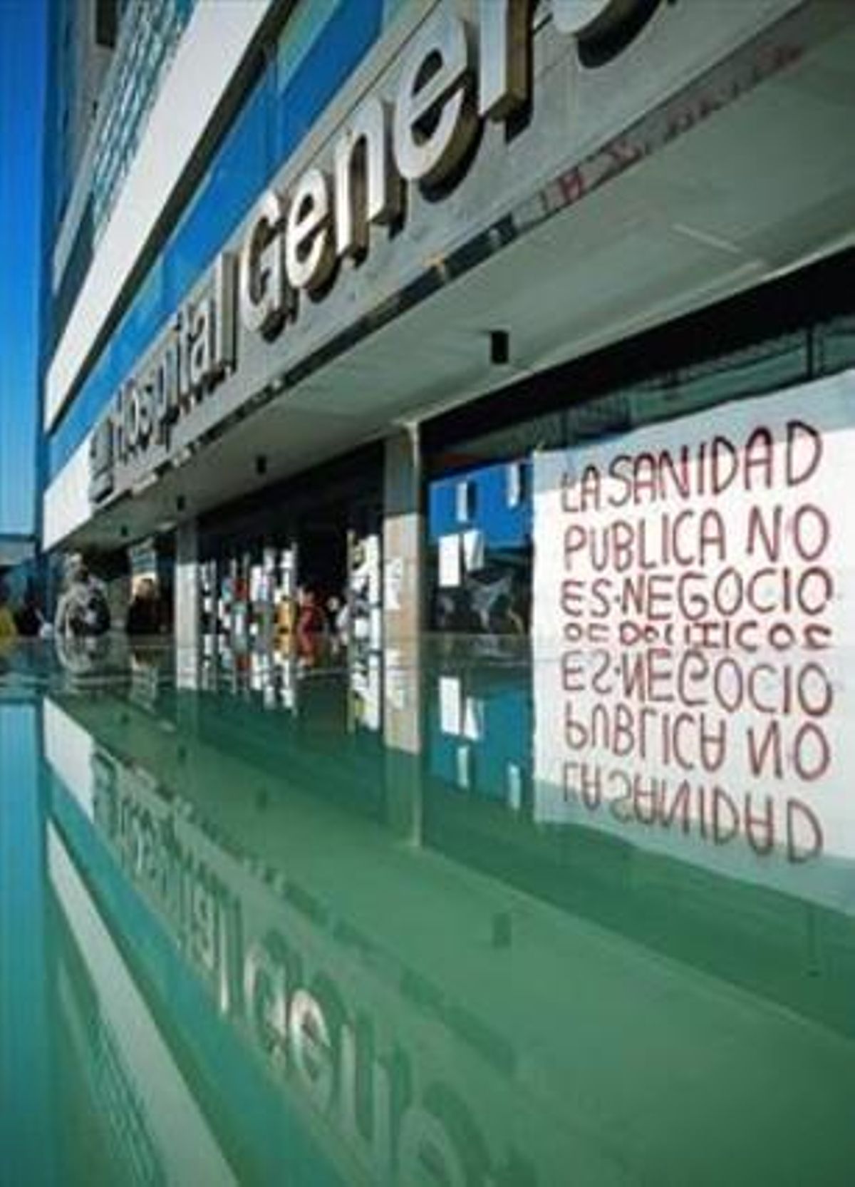 Pancarta a favor de la sanidad pública, en el Hospital General de Madrid. Pancarta a favor de la sanidad pública, en el Hospital General de Madrid.