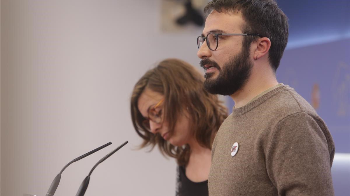 Los diputados de la CUP en el Congreso Mireia Vehí y Albert Botran ofrecen una rueda de prensa en Madrid, antes de la investidura de Pedro Sánchez, el pasado 17 de diciembre. Los diputados de la CUP en el Congreso Mireia Vehí y Albert Botran ofrecen una rueda de prensa en Madrid, antes de la investidura de Pedro Sánchez, el pasado 17 de diciembre.