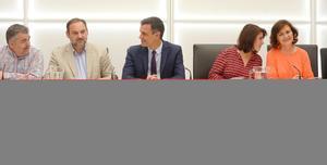 El presidente del Gobierno y secretario general del PSOE, Pedro Sánchez, flanqueado por Santos Cerdán (i), José Luis Ábalos, Adriana Lastra y Carmen Calvo, en la reunión de la ejecutiva federal del partido del 17 de mayo de 2019, en Ferraz. 