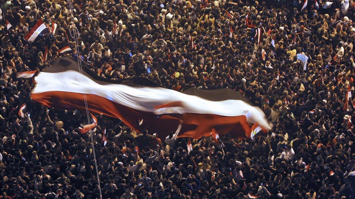 Miles de personas celebran en la plaza Tahrir del Cairo la renuncia de Hosni Mubarak, el 11 de febrero de 2011. Miles de personas celebran en la plaza Tahrir del Cairo la renuncia de Hosni Mubarak, el 11 de febrero de 2011.
