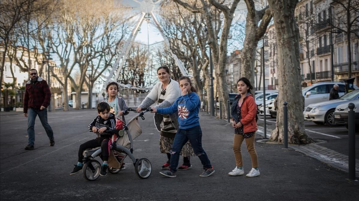 Una mujer camina con sus hijos por el centro de Béziers. Una mujer camina con sus hijos por el centro de Béziers.