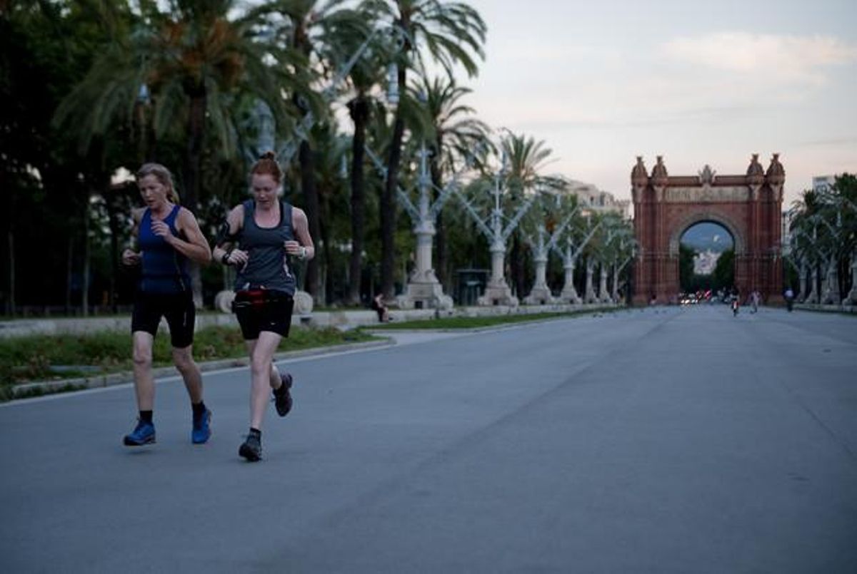 Dos corredoras se dirigen al parque de la Ciutadella tras pasar por el Arc de Triomf. Dos corredoras se dirigen al parque de la Ciutadella tras pasar por el Arc de Triomf.