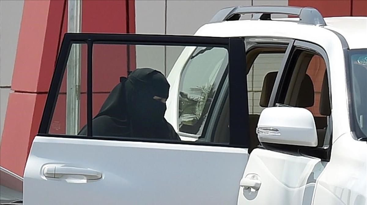 Una mujer entra en un coche en Riad. Una mujer entra en un coche en Riad.