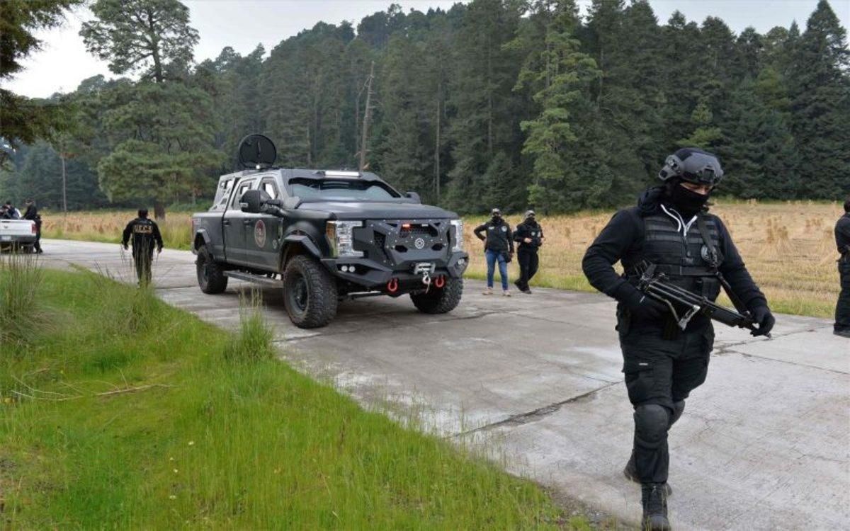 Policías en México realizan un operativo para rescatar personas secuestradas. Policías en México realizan un operativo para rescatar personas secuestradas.