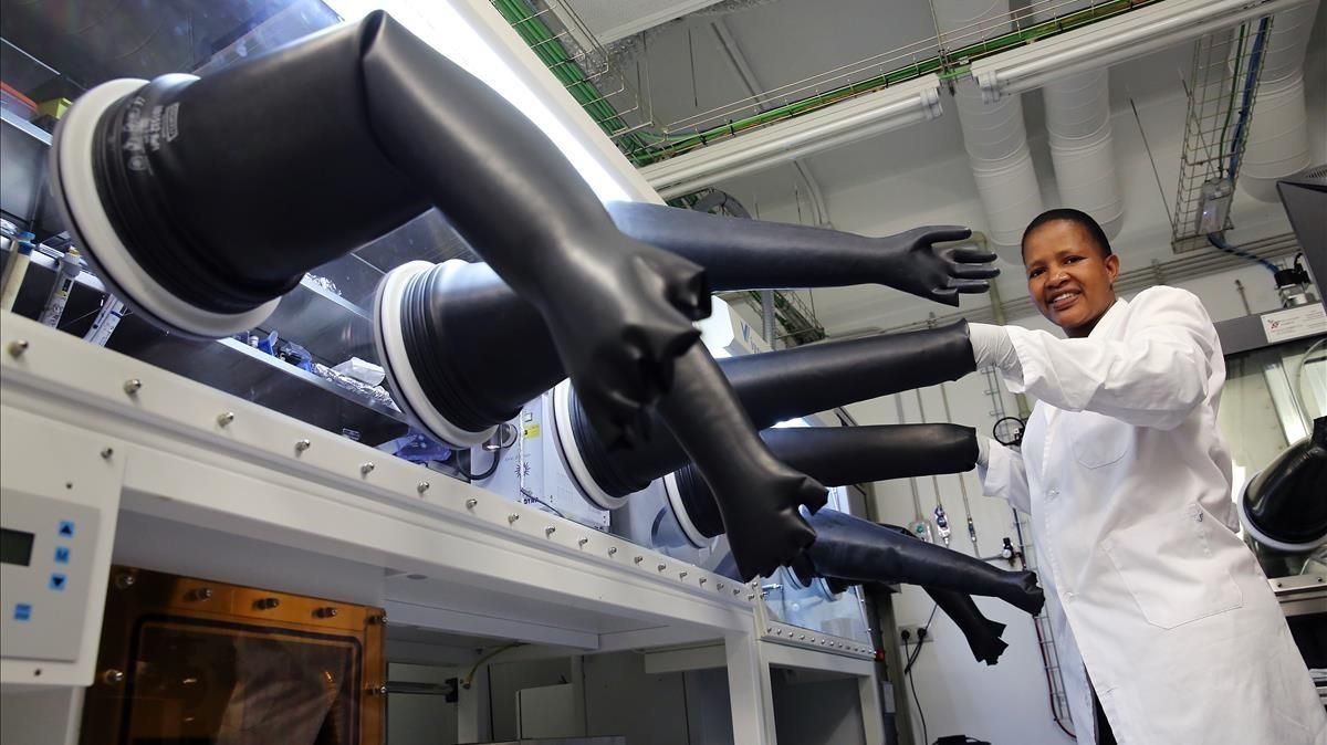 Nobanathi Wendy Maxakato, química sudafricana, estudia celdas de combustible en el Institut de Ciències Fotòniques gracias a un programa de la fundación Mujeres por África. Nobanathi Wendy Maxakato, química sudafricana, estudia celdas de combustible en el Institut de Ciències Fotòniques gracias a un programa de la fundación Mujeres por África.