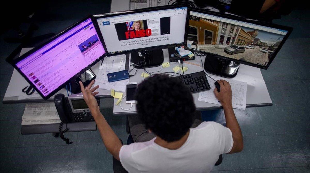 Un periodista comprueba informaciones en Brasil. Un periodista comprueba informaciones en Brasil.