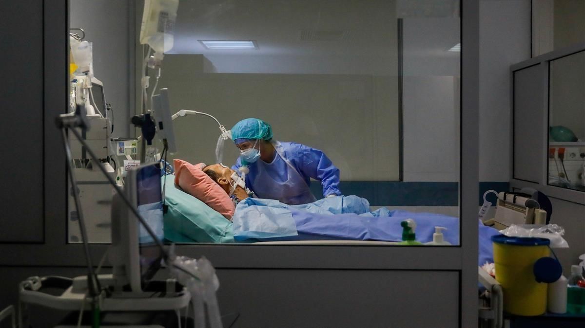 Una sanitaria cuida a un paciente que está en la uci de un hospital de Atenas, en abril del año pasado. Una sanitaria cuida a un paciente que está en la uci de un hospital de Atenas, en abril del año pasado.