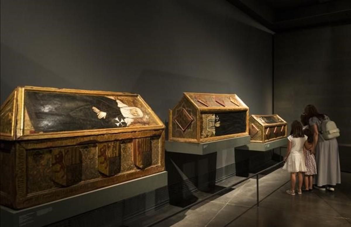 Tres caja sepulcrales del monasterio de Sijena custodiadas por el Museu de Lleida y reclamadas por Aragón. Tres caja sepulcrales del monasterio de Sijena custodiadas por el Museu de Lleida y reclamadas por Aragón.